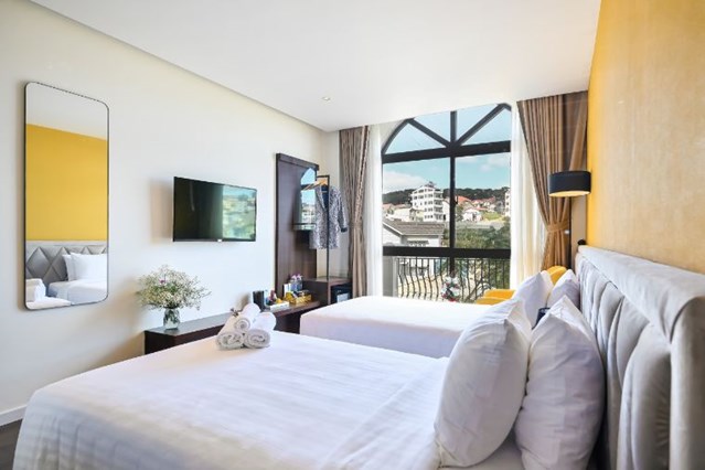 Deluxe Twin City View